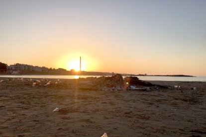 Imatge d'una platja de Cunit a primera hora del matí d'aquest divendres de Sant Joan.