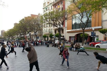 Imagen de la cata del espectáculo 'Dantzapote' que la compañía Dantzaz ofreció ayer jueves en las calles de Tarragona.