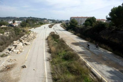 Imatge de l'antic traçat de l'autovia A-7 al seu pas per la Vall de l'Arrabassada.