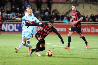 El atacante rojinegro Jorge Díaz disputa una pelota con un oponente del Levante, durante el enfrentamiento correspondiente a la decimotercera jornada de Liga a Segunda División.