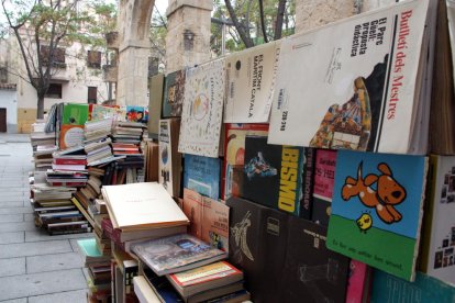 Una de las pilas de las libros que conforman la escultura instalada en las Pescaderías Viejas de Vila-seca.