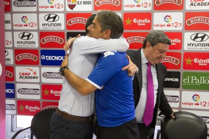 Natxo González se abraza con el director deportivo, Sergi Parés, después de hacerlo también con el presidente del club, Xavier Llastarri.