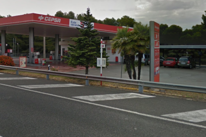 La parada està situada just davant de la gasolinera Jaume I, en sentit Barcelona.