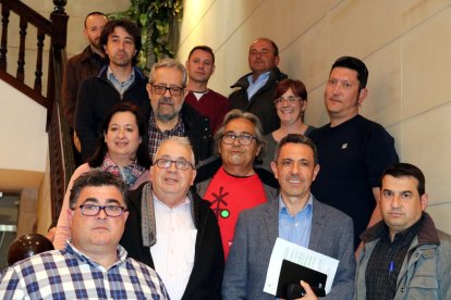 Fotografia de família dels regidors i alcaldes assistents a la primera reunió de treball del front institucional que treballarà per la millora de la línia ferroviària R15.