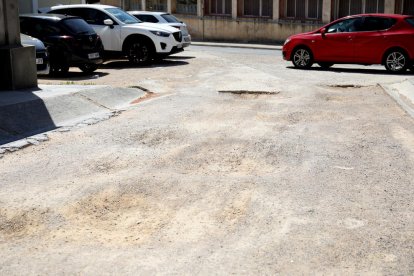 Aquest és l'estat actual d'un dels aparcaments del Campus Sescelades, ple de clots.