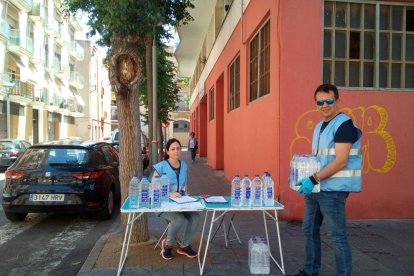 Imatge del punt de repartiment d'ampolles d'aigua pels veïns.