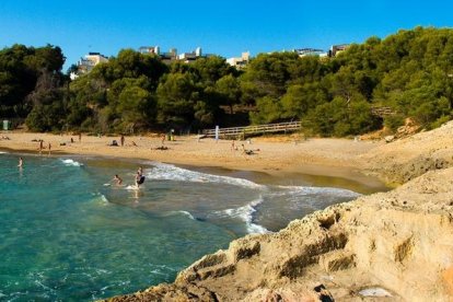 Un jove de 24 anys resulta ferit greu en saltar al mar i topar contra unes roques a Torredembarra