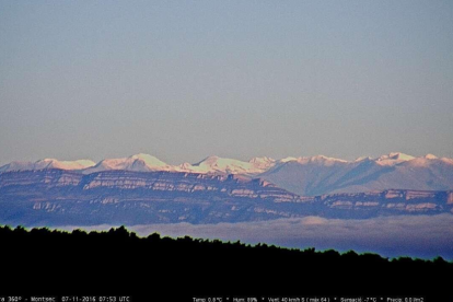 El #Montsec i els cims del #Pirineu nevats des de la webcam de #Rojals a 78 i 140 km de distància respectivament