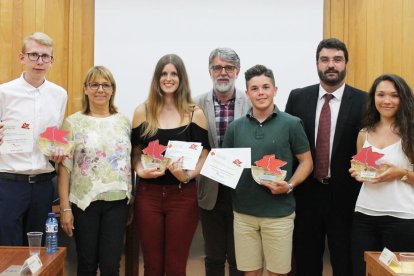 Foto de grup dels estudiants guardonats.