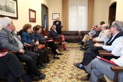 Prop de quaranta persones es van donar cita al col·loqui-debat de la Societat Arqueològica.