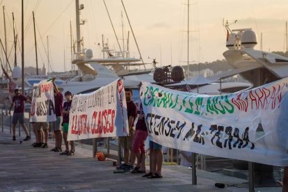 Una de les accioons de protesta d'Arran contra el model turístic.