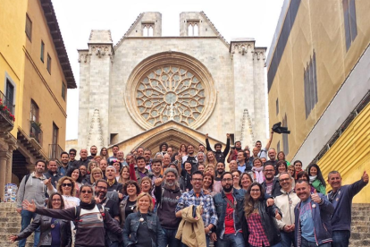 Els #igersTGN fent-se una foto als peus de la Catedral.