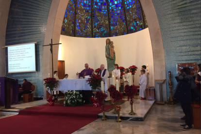 El pare Mario Buonnano, durant la missa celebrada ahir, festivitat de la Mare de Déu del Loreto.