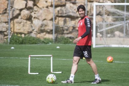 Daisuke Suzuki, entrenando con el Nàstic.