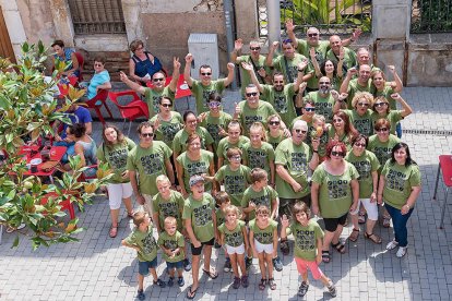 Imatge de la fotografia dels vilatans amb la samarreta de les Festes.