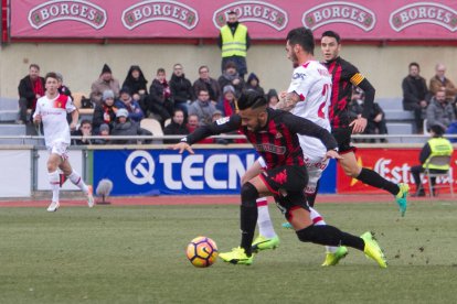 Jorge Díaz, en primer terme, en una acció al duel amb el Mallorca