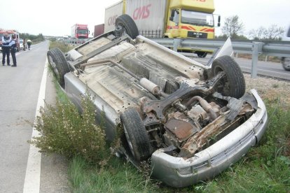 L'home va sortir il·lès d'un accident de trànsit en el qual el turisme va quedar totalment bolcat.