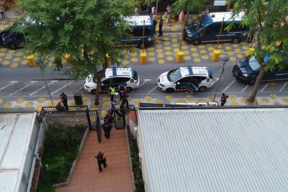 Fotografia de les dotacions de Mossos d'Esquadra durant el registre policial, el dimarts 5 de setembre.