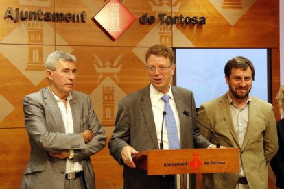 El conseller de Salut, Antoni Comín, a la dreta, amb l'alcalde de Tortosa, Ferran Bel, i el primer tinent d'alcalde, Josep Felip Monclús.