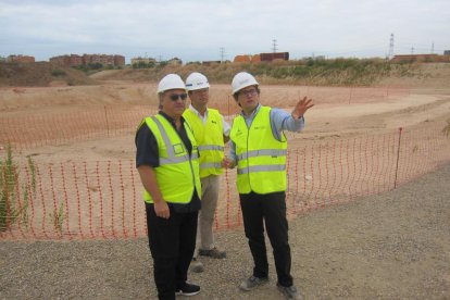 Ángel Juárez, Jordi Canal y Javier Villamajor, durante la visita a la Anilla Meditarrània.