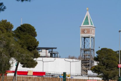 La torre que quemó ya empieza a tomar forma.