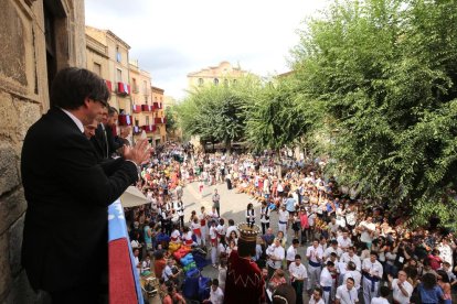 El presidente de la Generalitat saludando desde el balcón del Ayuntamiento de Montblanc.