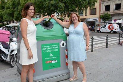 Un dels contenidors instal·lats, amb la consellera de Neteja Pública, Ivana Martínez, i la gerent de Catalunya d'Ecovidrio, Sílvia Mayo.