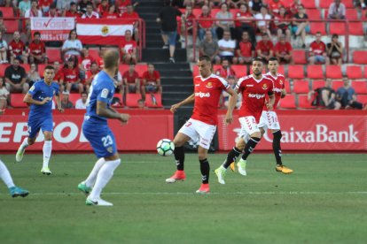 Sergio Tejera controla una esférica durante el duelo disputado esta temporada en el Nou Estadi contra el Almería.