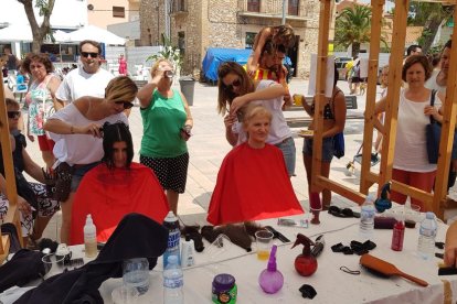 Dos de las asistentes que decidieron cortarse el pelo para participar en la actividad solidaria.