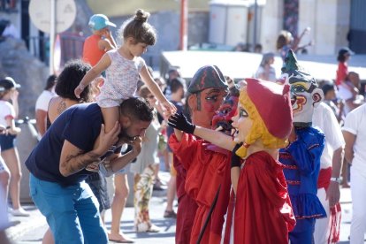 Els veïns del Cós del Bou reben l'aigua beneïda de Sant Roc amb una gran Cercavila