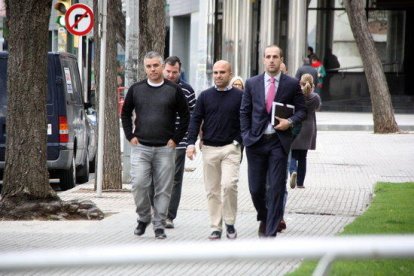 El exsecretario de organización y acción electoral de PxC, David Parada (centro), llegando a los juzgados de Reus con su abogado y otros miembros del partido.