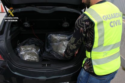 La marihuana es va trobar al maleter del vehicle.