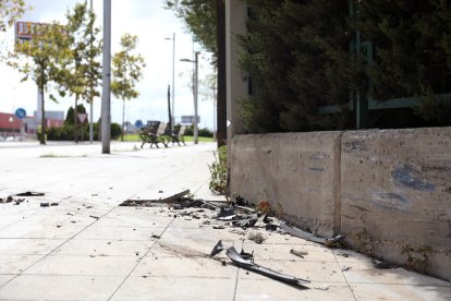 Les restes del cotxe accidentat, que ha xocat contra la tanca de l'Escola Campclar.