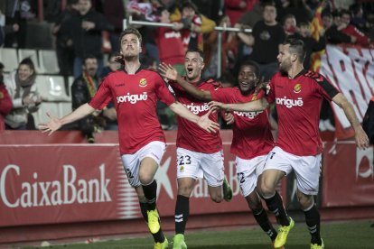 Els jugadors del Nàstic volen celebrar una permanència.