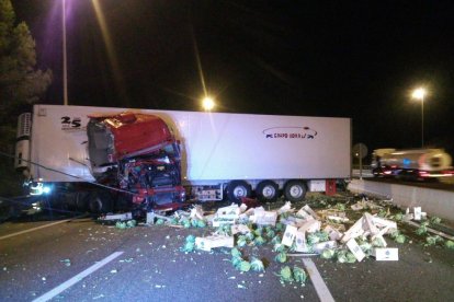 La càrrega que duien els camions, fruita i verdura, ha quedat escampada per la carretera.