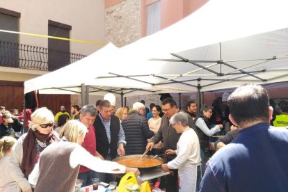 Una edició anterior del concurs, amb veïns cuinant una paella.