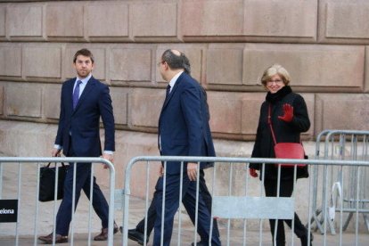 La exconsellera de Enseñanza, Irene Rigau, llegando al Palacio de Justicia, el 7 de febrero de 2017 en la segunda jornada del juicio por el 9-N.