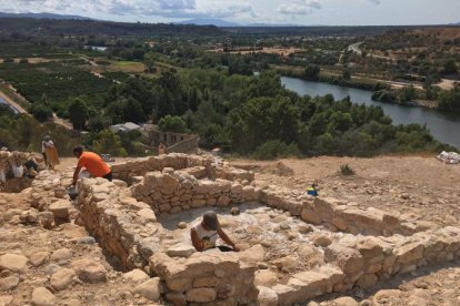 Membres del grup d'investigació treballant en l'excavació.