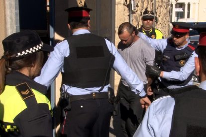 Entrada del detingut per la mort d'una prostituta de 47 anys a Valls, emmanillat, a cara descoberta i el cap acotxat, rodejat d'agents policials, als jutjats de Valls a dos quarts de deu del matí del 26 d'abril de 2016