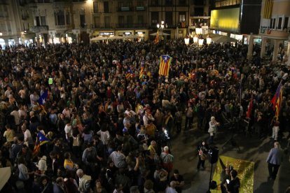 Pla obert de la plaça Mercadal en la concentració per la llibertat de Sànchez i Cuixart i resposta a l'135 a Reus. Imatge del 21 d'octubre de 2017