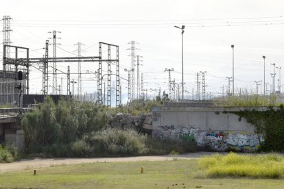 El fum generat per l'incendi vist des de la zona del Francolí.