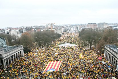 Milers de manifestants esperant a l'inici de la manifestació.