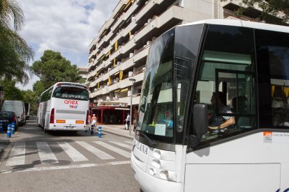 Dos autobuses entrando en la calle Murillo de Salou.