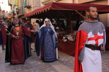 Milers de persones reviuen la llegenda de Sant Jordi a Montblanc