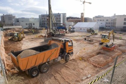 Cau d'una bastida un treballador de les obres del Complex Sant Jordi