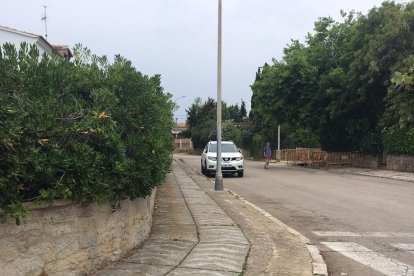 Un dels carrers de la zona de la urbanització Masia Blanca, amb la vorera malmesa.