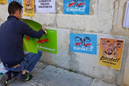 Diverses persones han enganxat els cartells repartits per ANC i Òmnium.