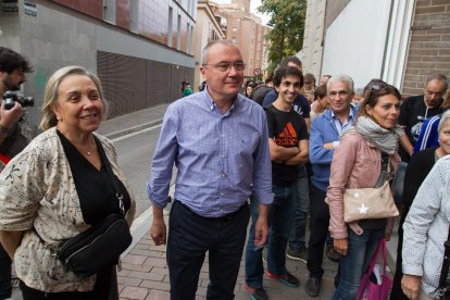 L'alcalde reusenc, fent cua a l'IES Baix Camp per votar.