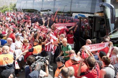 Nano Rivas, conducido por la afición en el Nou Estadi en el último partido en casa, contra el Girona.