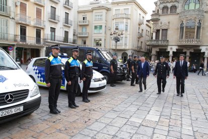 El alcalde pasa revista, en una imagen de archivo, a los miembros del cuerpo de seguridad municipal.